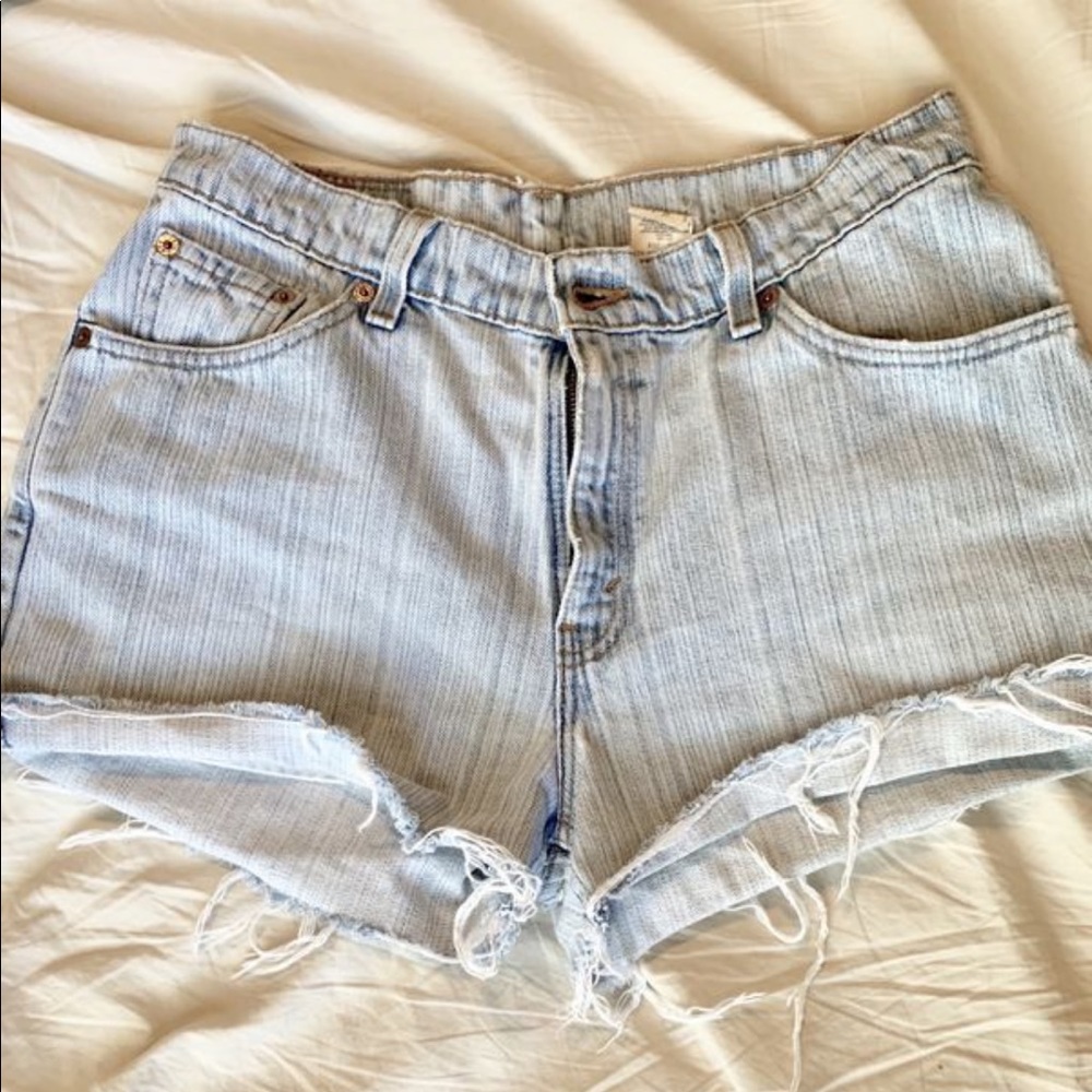 HIGH WAISTED LEVI SHORTS